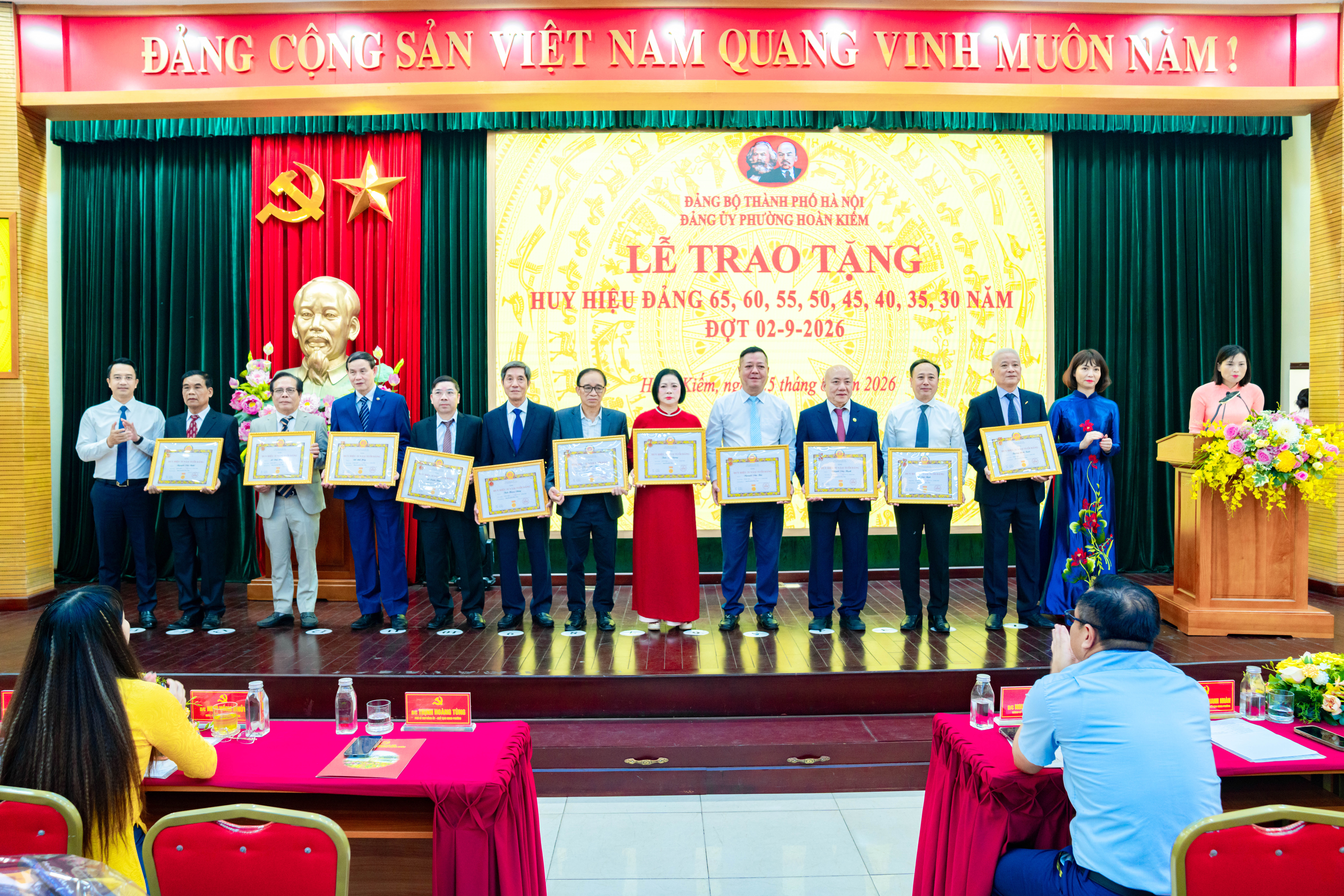 PGS.TS. TRẦN CAO BÍNH VINH DỰ ĐÓN NHẬN HUY HIỆU 35 NĂM TUỔI ĐẢNG